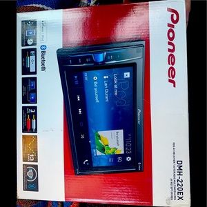 Pioneer double-din Radio